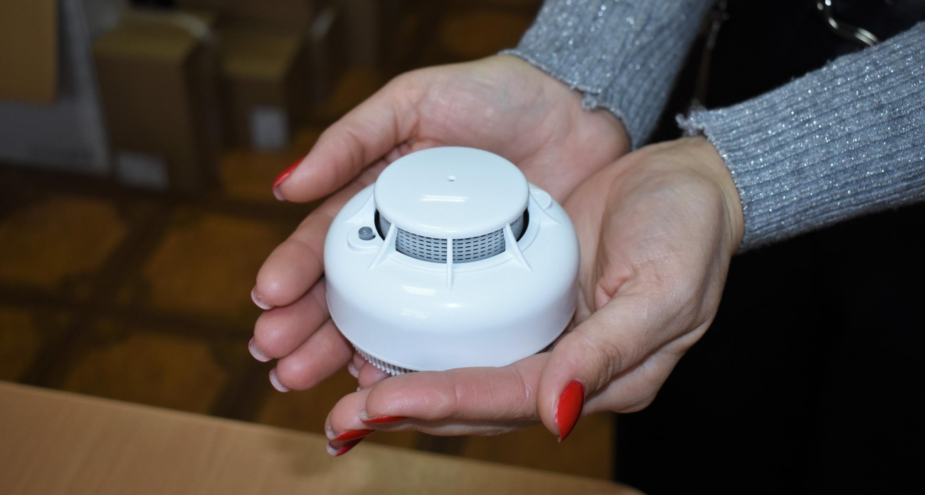 Многодетным семьям и семьям с детьми-инвалидами в Кинешме раздают бесплатные пожарные извещатели