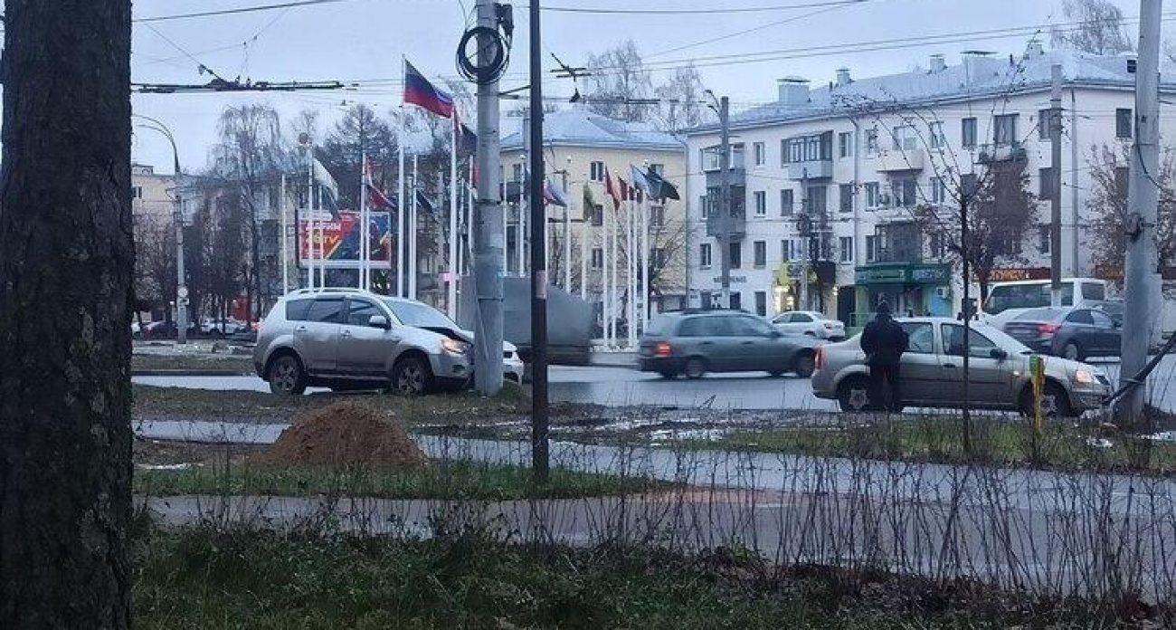 Автомобиль влетел в столб на кольце ивановского автовокзала: кадры с места ДТП