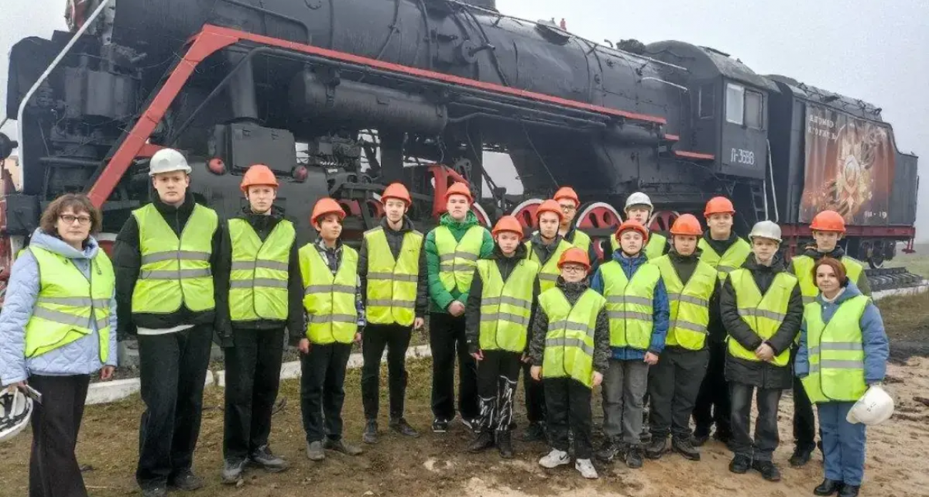 Более 100 школьников побывали в депо: заглянули в кабину машиниста и выбирают рабочие профессии