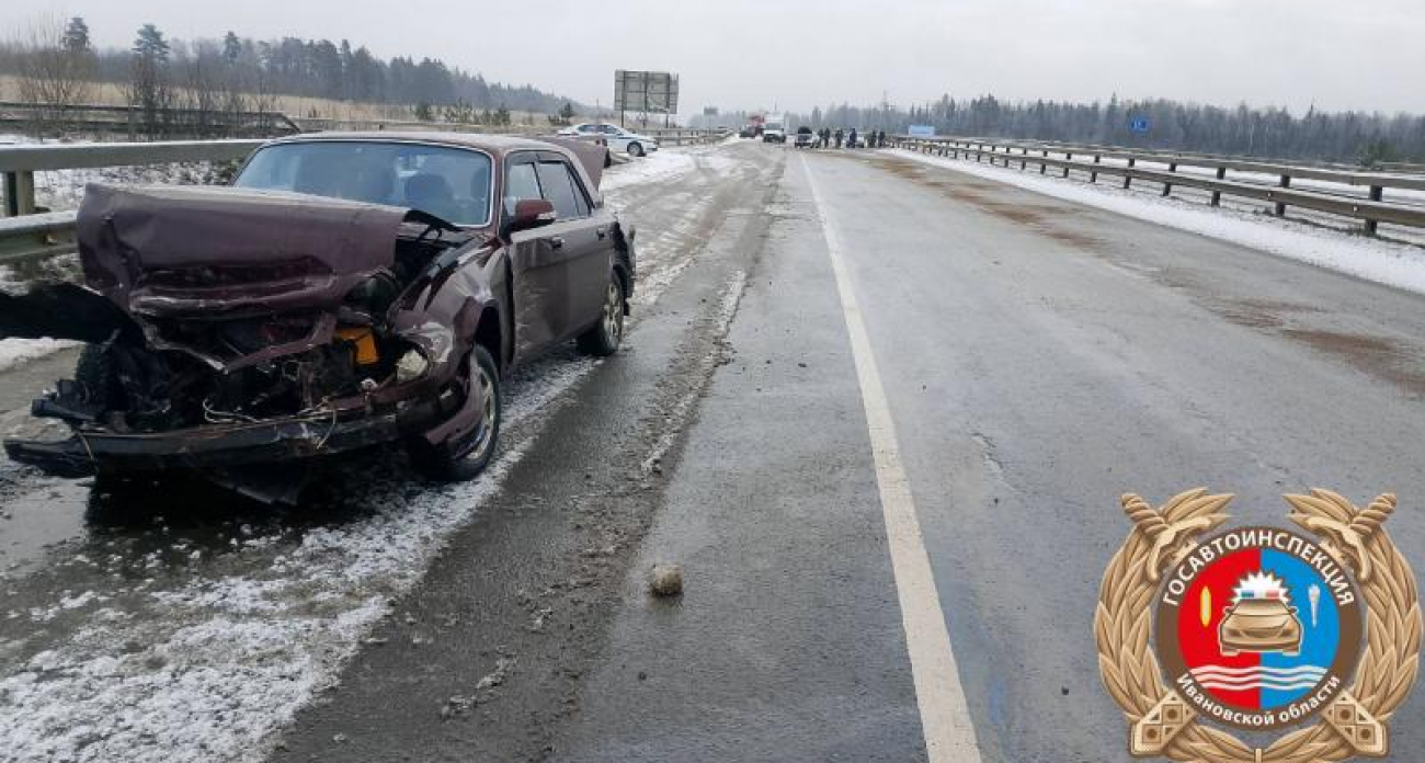 19-летний водитель Lada потерял управление: двое подростков пострадали в лобовом столкновении с Волгой