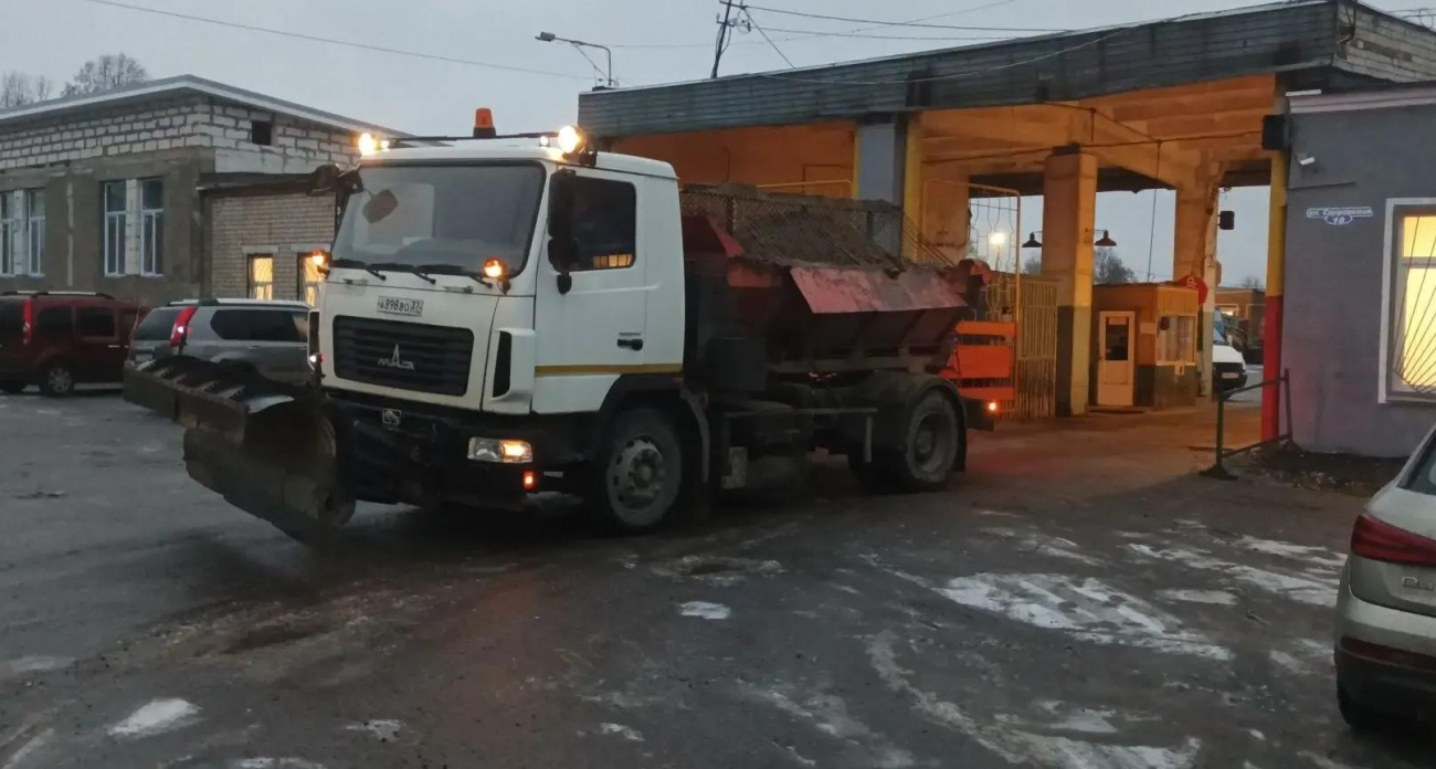 Ледяной дождь парализовал Кинешму: дорожные службы экстренно вышли обрабатывать трассы