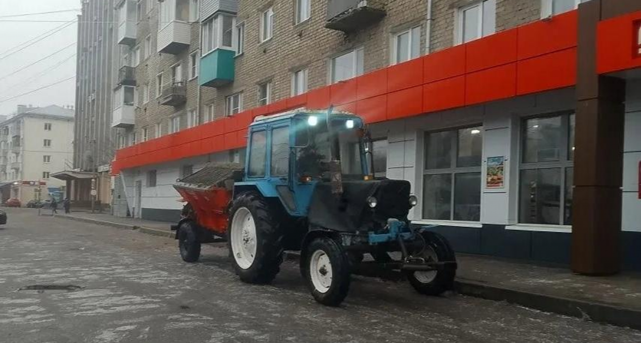 20 машин и тракторы против гололеда: Иваново засыпали 20 тоннами реагентов за сутки