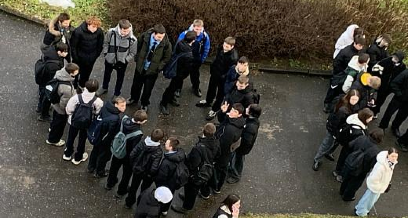 200 студентов выстроили слово «МАМА» во дворе роддома: беременные не сдержали слез