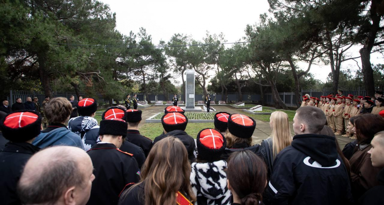Юные анапчане возложили цветы к могиле Неизвестного солдата после минуты молчания