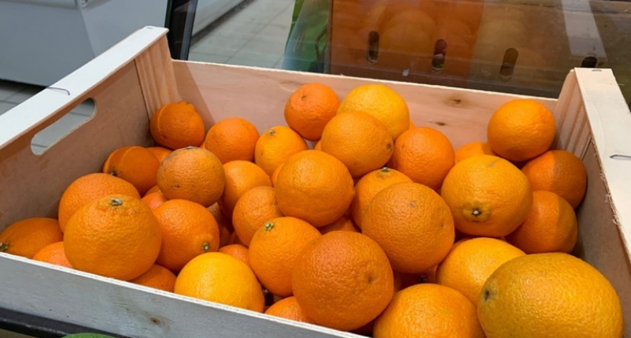 Собираю мандариновые корки и держу в уксусе — простой способ, который выручает меня всю зиму