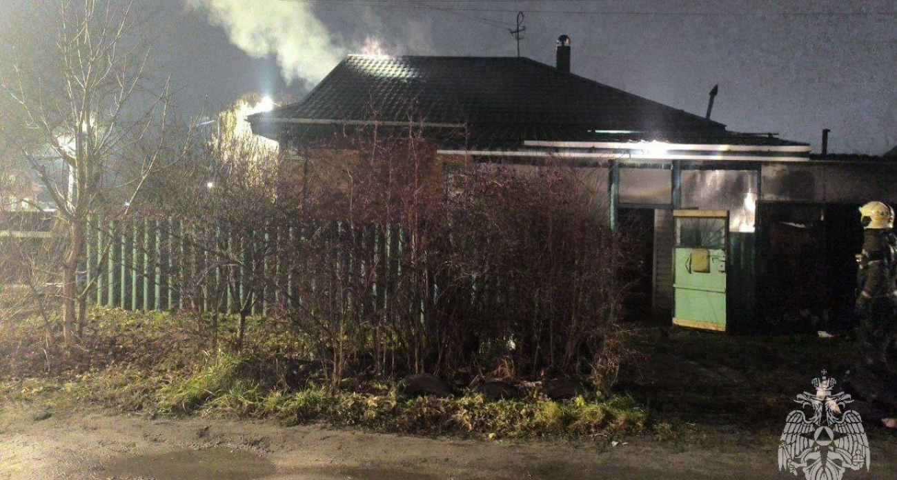 Короткое замыкание спалило дом и гараж на улице Правды в Кинешме