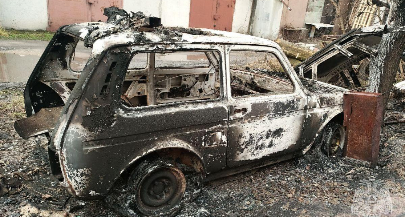 Автомобиль дотла сгорел на улице Домостроителей в Иванове