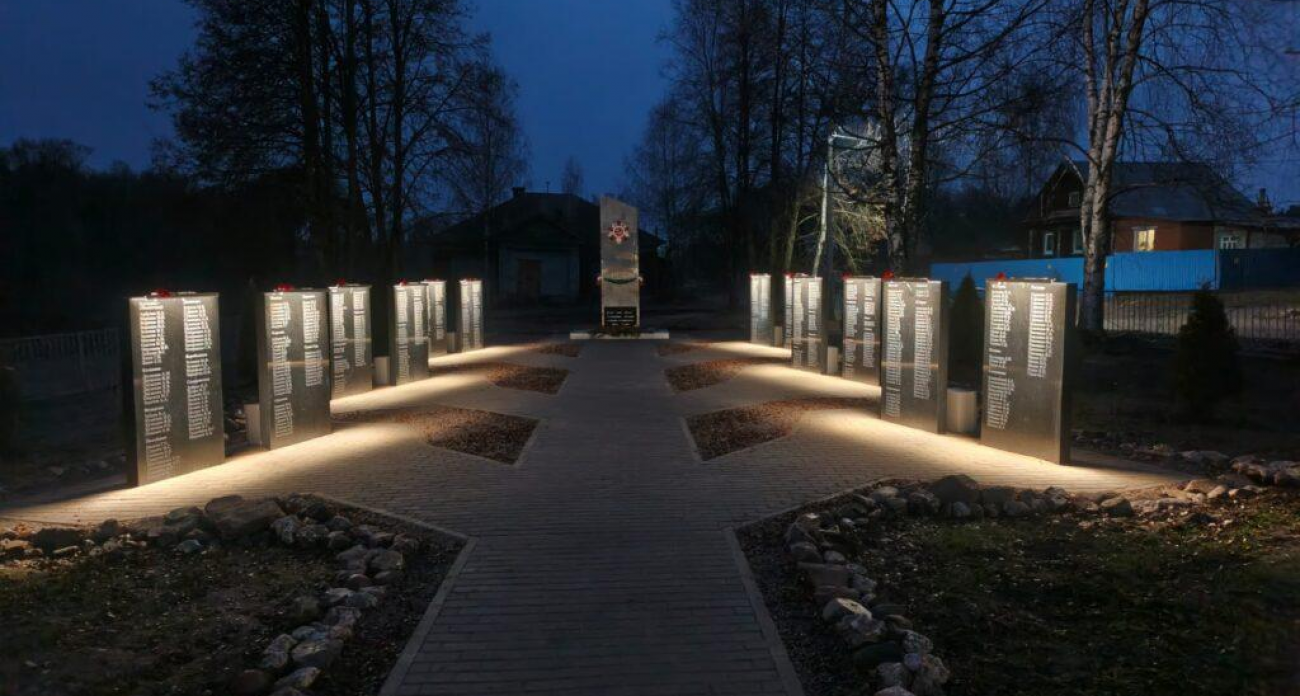 На 12 мраморных плитах — имена героев из 62 деревень: в Батманах открыли «Аллею Славы»