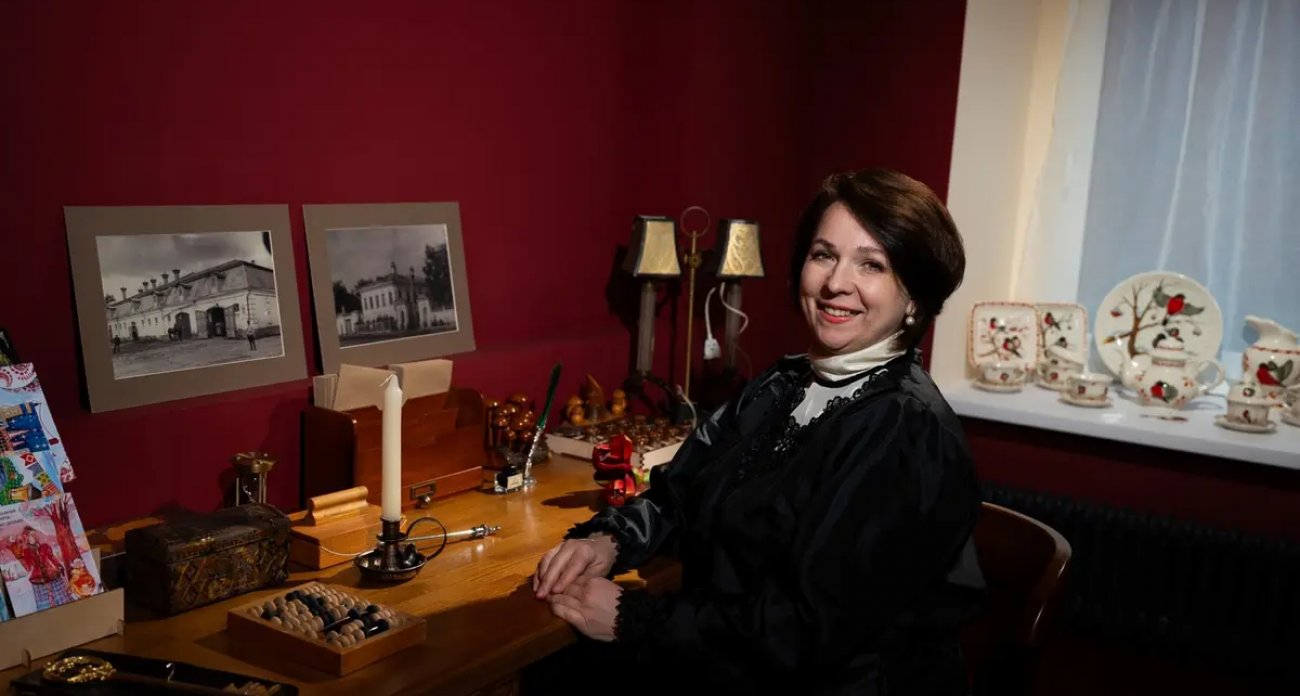 12 интерактивных балаганчиков и Старик-Годовик: в усадьбе Куваевых открыли музей, где праздники можно трогать и пробовать