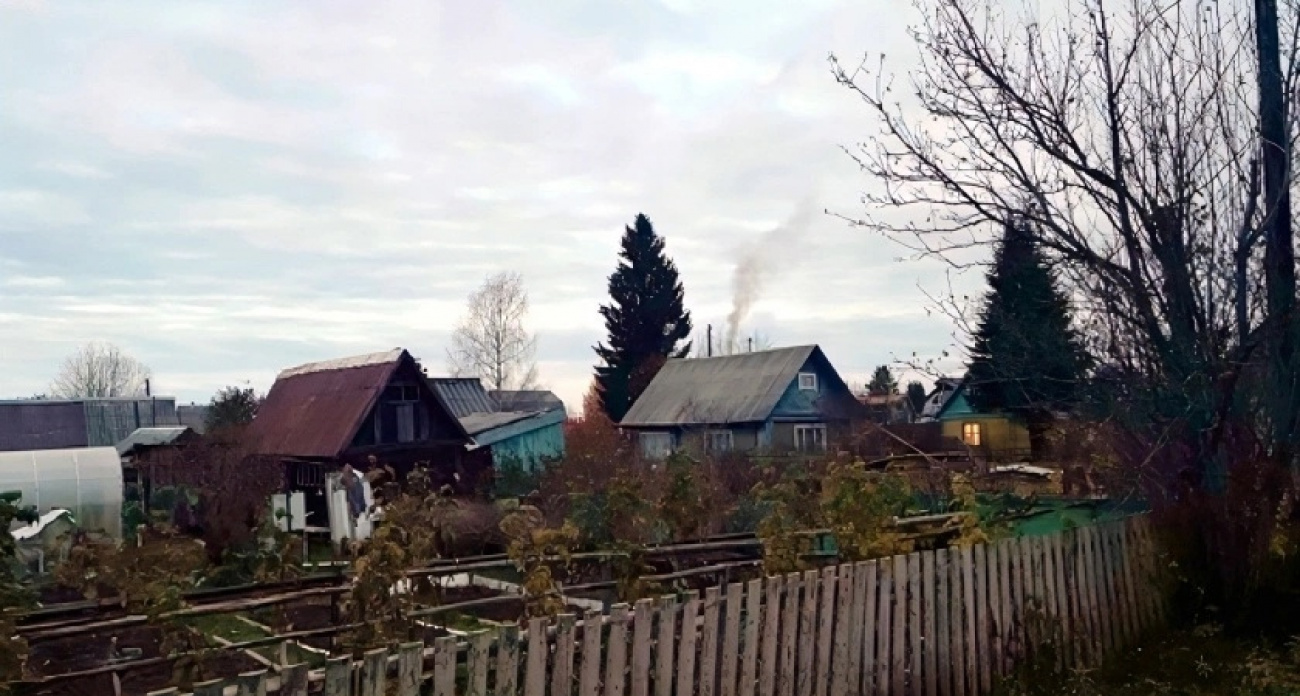 Идеальное ограждение за копейки: не гниет, не ломается, ветер проходит свободно — а вот незваные гости точно не пройдут