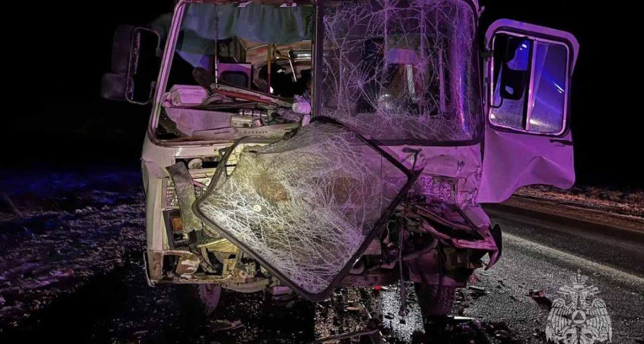 Автобус ПАЗ столкнулся с грузовиком: водитель госпитализирован