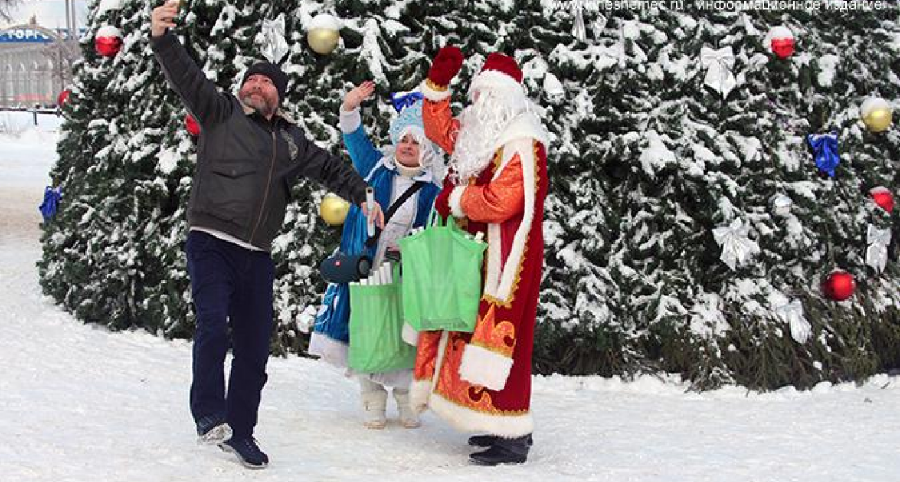 Дед Мороз раздал календари 2026 у главной ёлки Кинешмы
