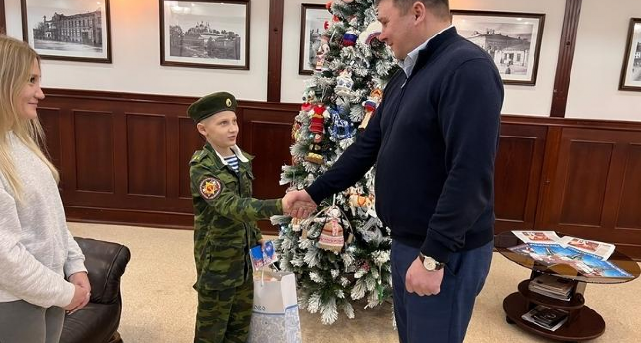 Мэр Иванова подарил боксеру Артему профессиональные перчатки с елки желаний