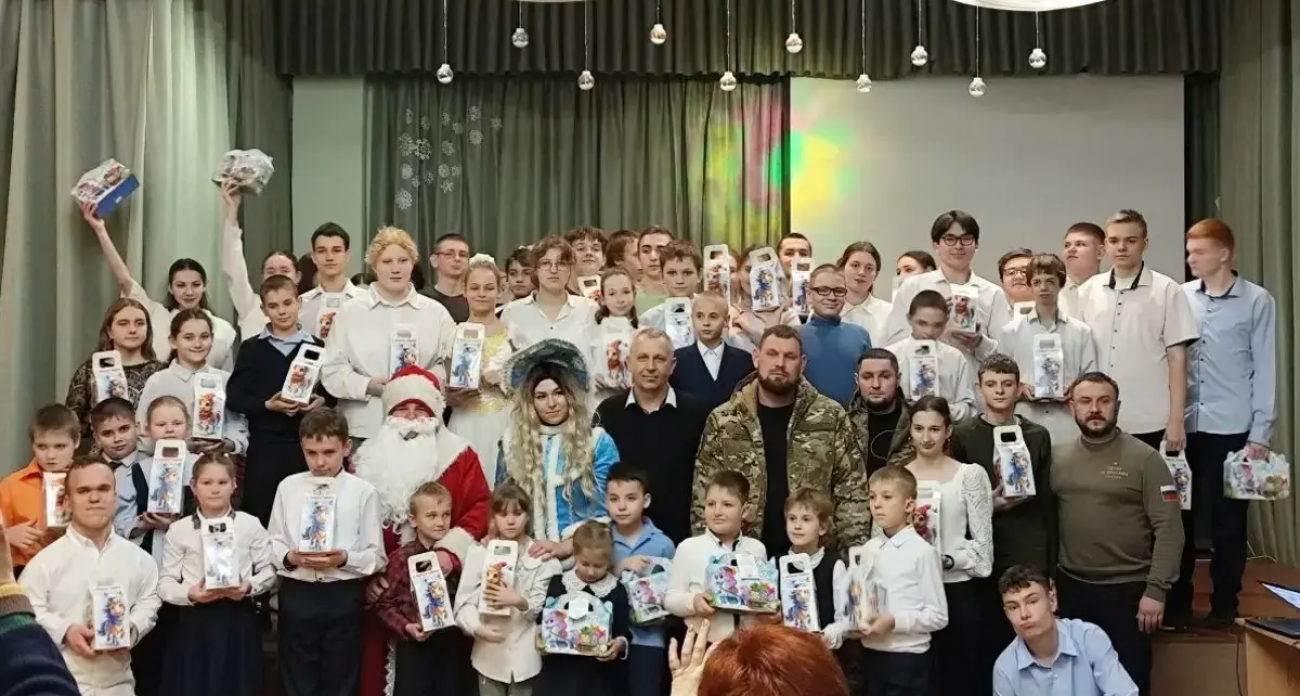 Более тысячи новогодних подарков отправили из Ивановской области детям участников СВО