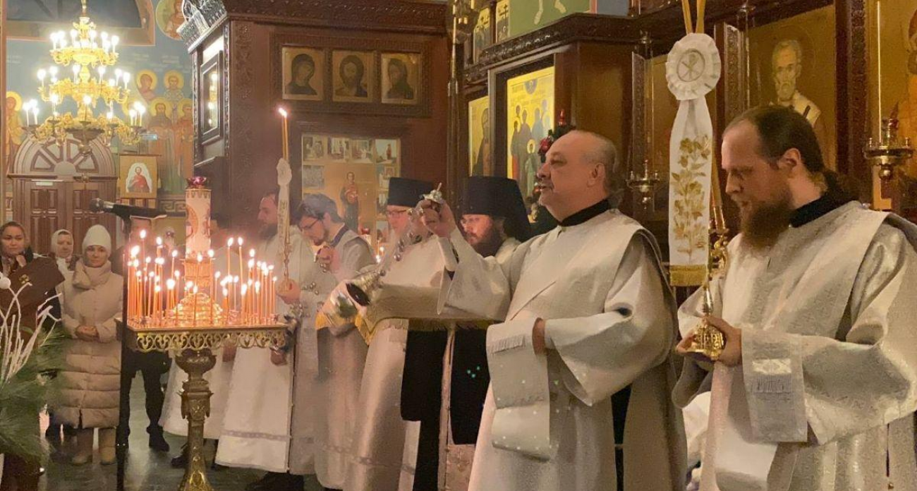 300 верующих встретили Рождество в Успенском соборе с митрополитом Иосифом