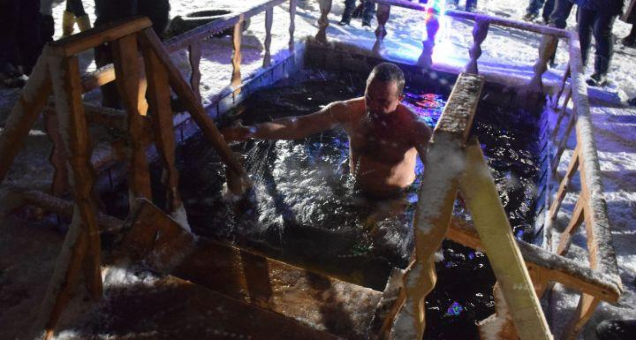 Крещенский рекорд: 1450 смельчаков окунулись в ледяную воду под охраной 36 спасателей в Лениногорске