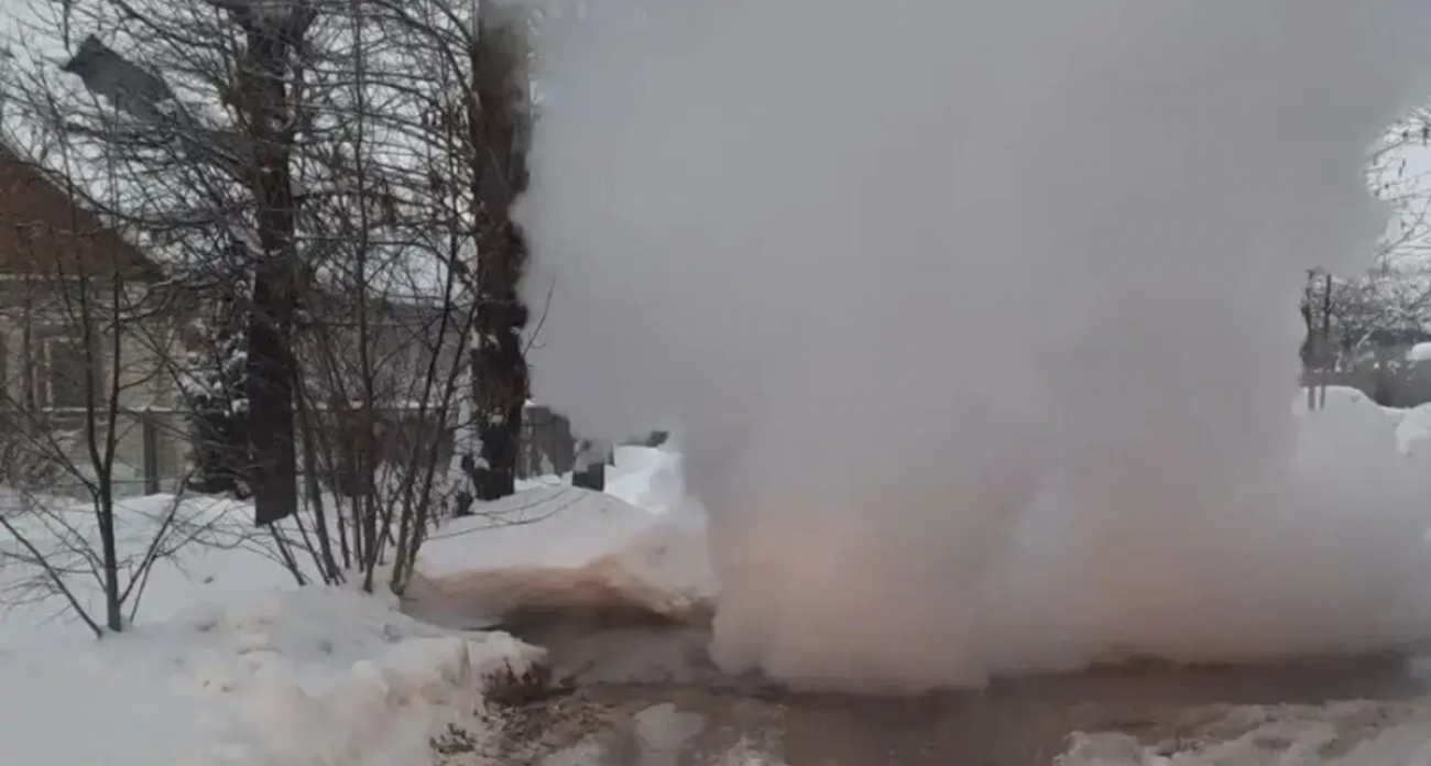 «Сильное парение и -15°C»: аварию на 2-й Южной в Иванове не устранят до вечера из-за экстремальных условий