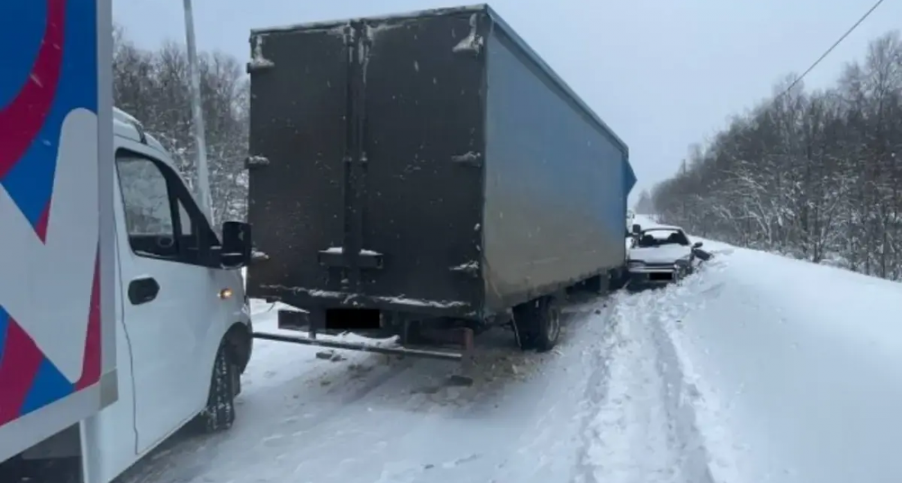 76-летний водитель устроил домино из машин: «Лада» врезалась во встречный автобус, задела «Газель» и спровоцировала еще одно столкновение