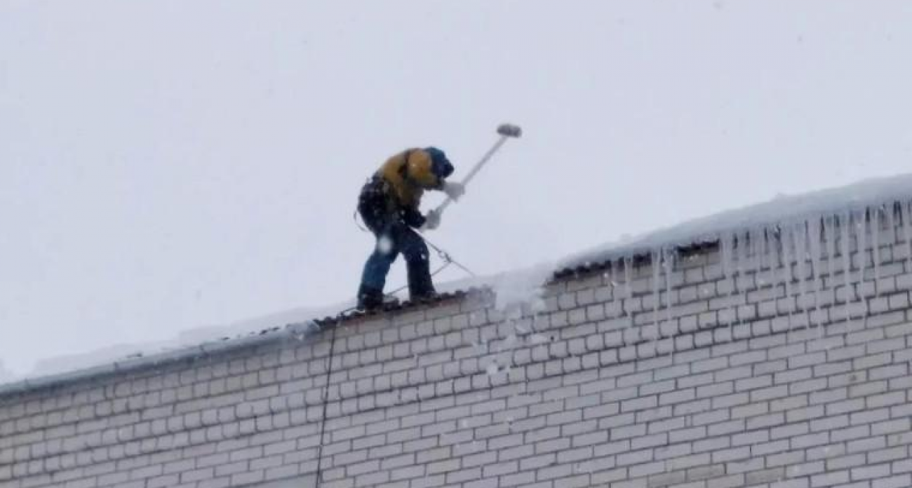 Штрафы за сосульки: в Иванове массово очищают крыши школ и больниц от снежных угроз