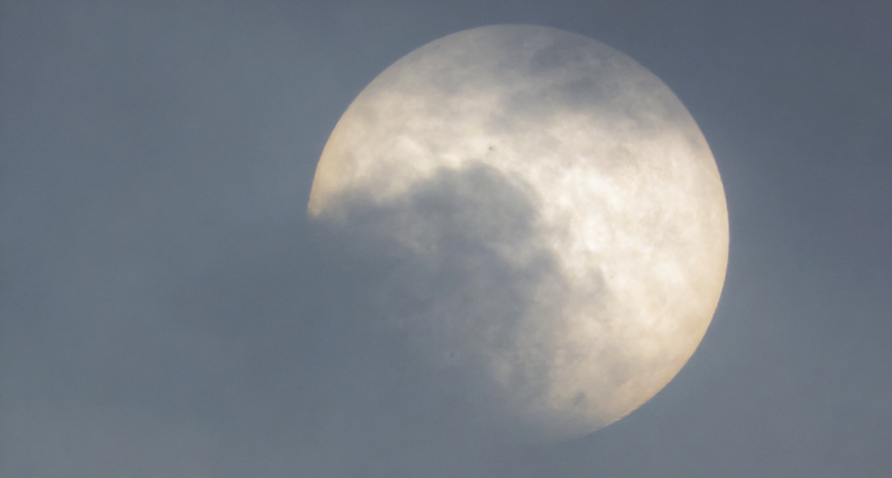 Облака вместо светофильтра: ивановский астроном-любитель сняла гигантские пятна на Солнце невооруженным глазом