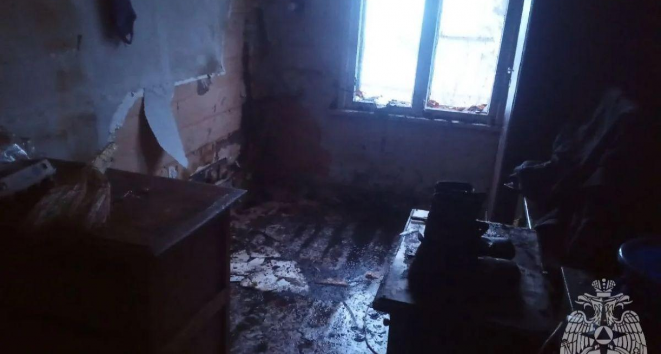 Огнеборцы вытащили человека из задымленной квартиры, где горели постельные принадлежности в Елнати