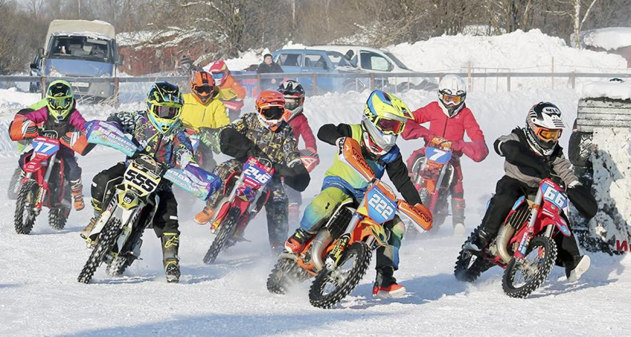 «Сиденье отстегнулось на старте»: курьезный случай на зимнем мотокроссе в Родниках при -25°C