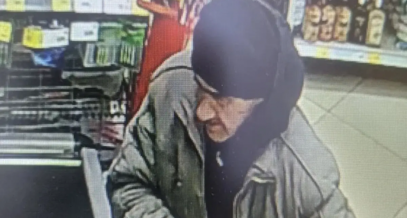 Пенсионер в черной шапке обчистил «Любимую игрушку» на проспекте Текстильщиков: полиция обещает анонимность за помощь