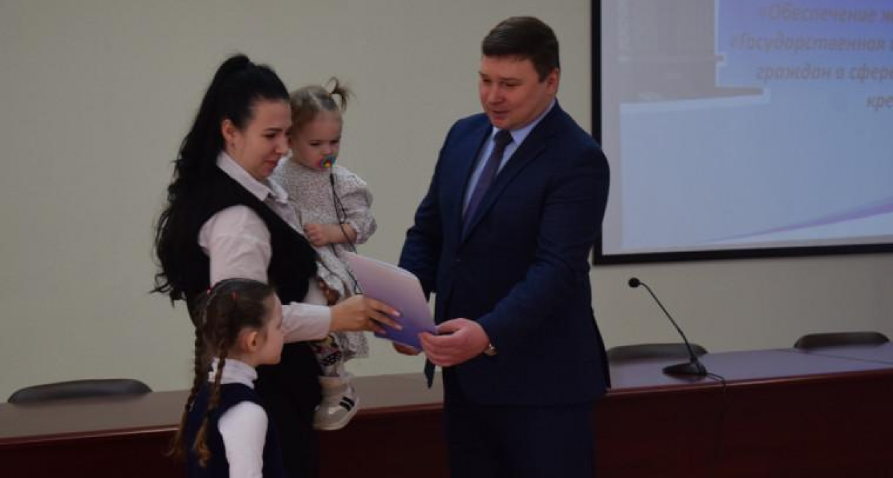Молодые семьи Иванова получили жилищные сертификаты от мэра