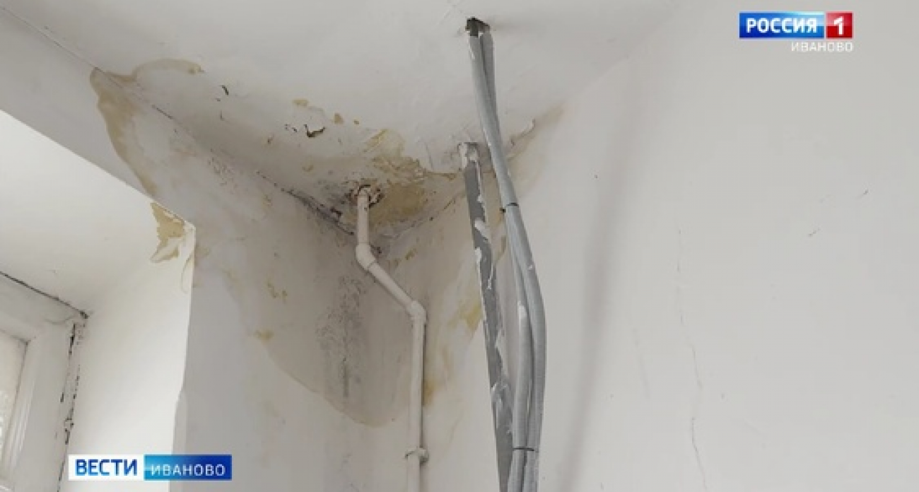 87-летняя пенсионерка неделю дежурит со шваброй посреди квартиры