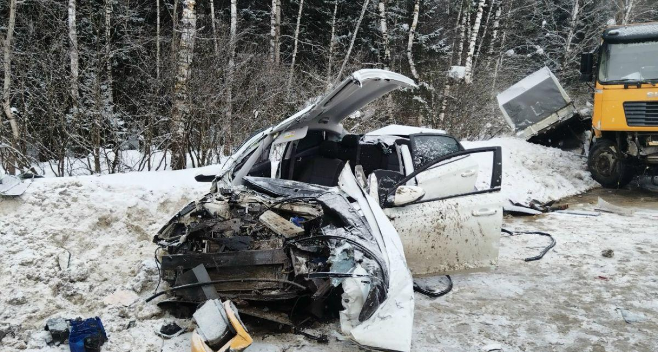 Грузовик «Шахман» протаранил две машины на трассе Иваново-Фурманов