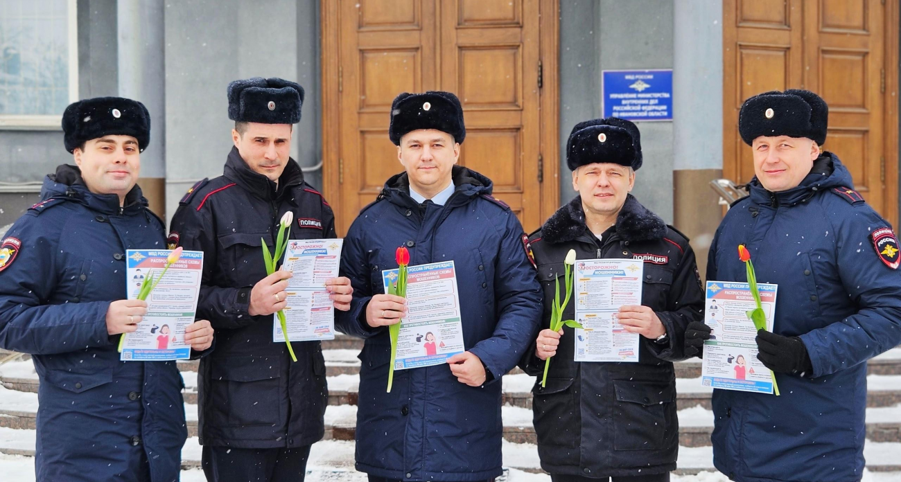 Ивановские полицейские с цветами вышли на улицы поздравлять женщин