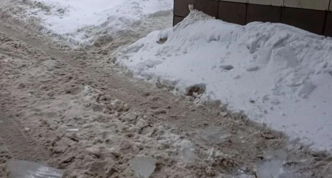 Ситроен раздавлен льдом: управляющая компания игнорирует опасность на Лежневской