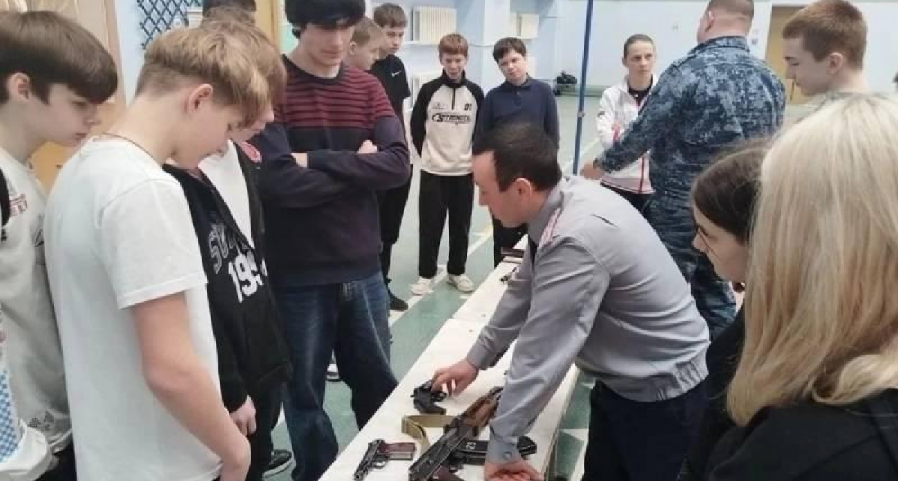 Сотрудники колонии учат школьников выбирать профессию