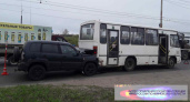 В Кохме водитель Нивы врезался в рейсовый автобус, пострадала пассажирка легковушки