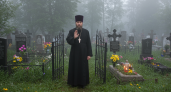 Священник предупредил: этот обычный ритуал категорически не рекомендуется совершать на кладбище в Троицу