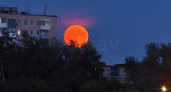 Клубничная луна взошла над Россией: жители делятся невероятными фотографиями