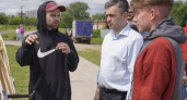 Молодые художники создают граффити о войне на набережной в Иванове