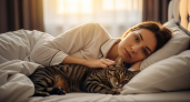 Почему рискованно спать с котом: он незаметно укорачивает вашу жизнь