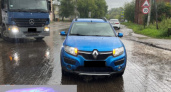 Школьник перебежал дорогу мимо пешеходного перехода и попал под Renault в Вичуге