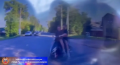 Два 16-летних без прав на скутере влетели в Hyundai на перекрестке в Иванове: видео момента удара