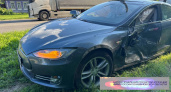 Tesla врезалась в Ford на Парижской Коммуны: 5-летняя девочка пострадала при развороте