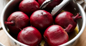 Один простой ингредиент сокращает время варки свеклы в два раза и улучшает ее вкус