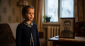 «За ленточкой»: 2 года без папы — дочка погибшего бойца Вадима Грошева читает стихи о герое