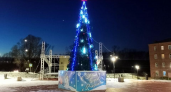 Пышная елка с яркими огнями зажглась на Базарной площади Наволок