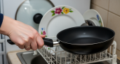 Шеф-повар поделился копеечным средством для очистки сковородок, от которого нагар отваливается сам