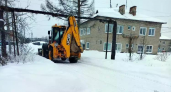 Два грейдера и тракторы атакуют снежные валы на дорогах Кинешемского района