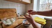 Скорлупа прилипает не из-за свежести яиц — причина кроется в температуре варки