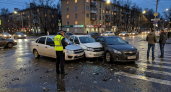 В Иванове на регулируемом перекрёстке столкнулись три автомобиля — есть пострадавшие