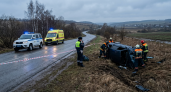 ВАЗ съехал в кювет и опрокинулся: водитель погиб по дороге в больницу