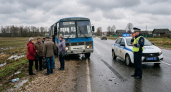 20-летний водитель «Лады» врезался в стоящий автобус с 15 пассажирами